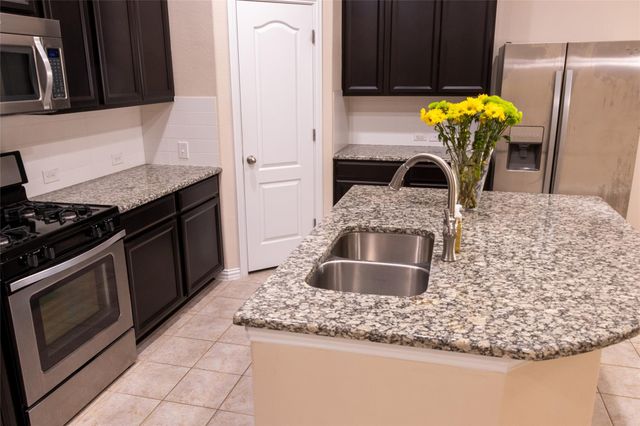 734 Oyster CRK, Buda, TX 78610