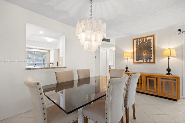 24 Abbey Ln 201, Delray Beach, FL 33446