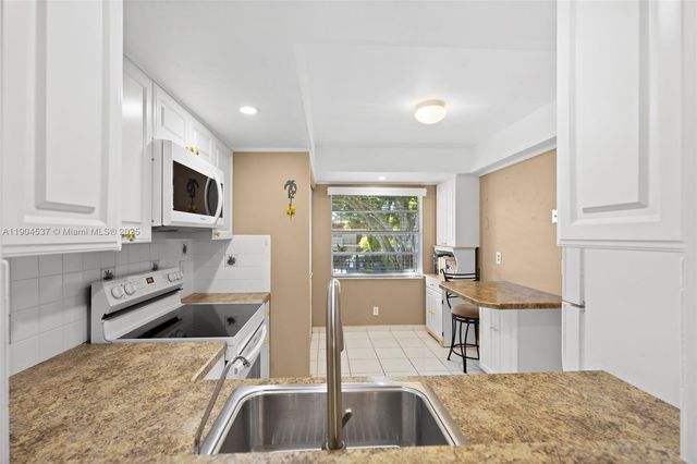 24 Abbey Ln 201, Delray Beach, FL 33446