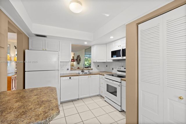 24 Abbey Ln 201, Delray Beach, FL 33446