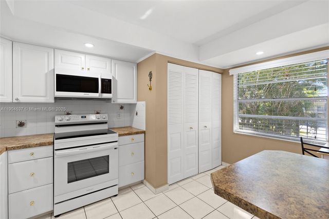 24 Abbey Ln 201, Delray Beach, FL 33446