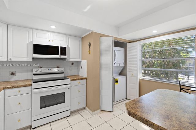 24 Abbey Ln 201, Delray Beach, FL 33446