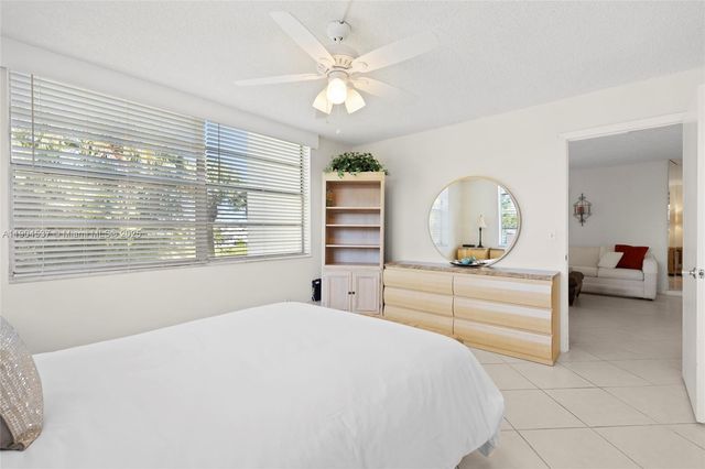 24 Abbey Ln 201, Delray Beach, FL 33446