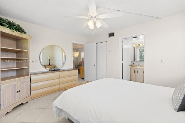 24 Abbey Ln 201, Delray Beach, FL 33446