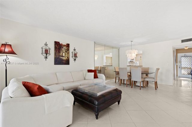 24 Abbey Ln 201, Delray Beach, FL 33446