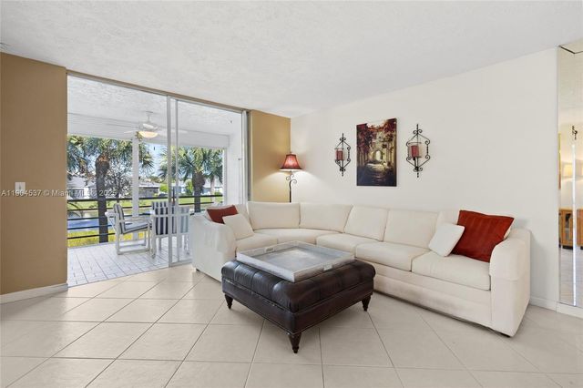 24 Abbey Ln 201, Delray Beach, FL 33446