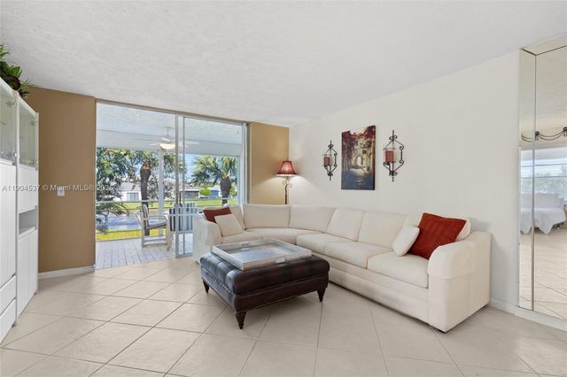 24 Abbey Ln 201, Delray Beach, FL 33446