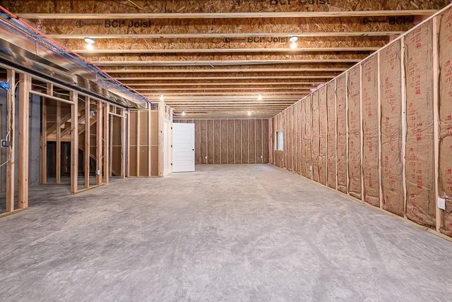 2703 Stone Creek Avenue, Tonganoxie, KS 66086
