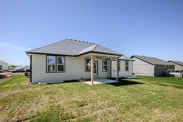 2703 Stone Creek Avenue, Tonganoxie, KS 66086