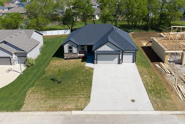 2703 Stone Creek Avenue, Tonganoxie, KS 66086