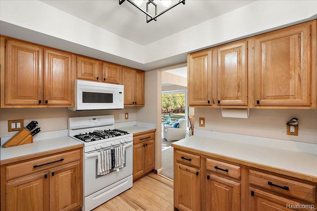 18406 Golfview Street, Livonia, MI 48152