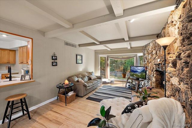 18406 Golfview Street, Livonia, MI 48152