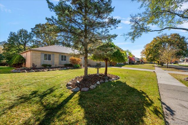 18406 Golfview Street, Livonia, MI 48152