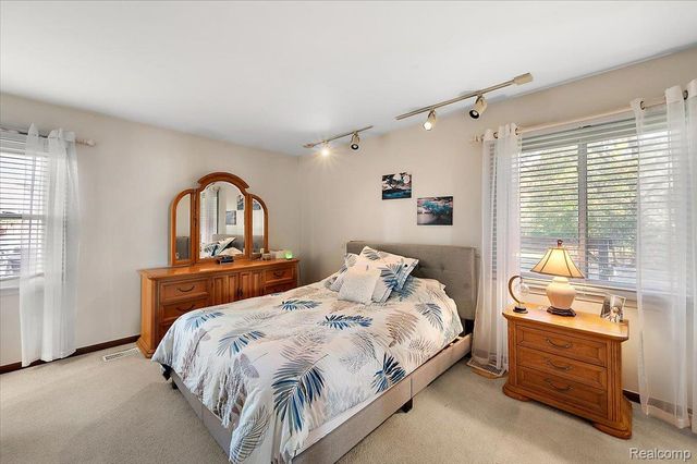 18406 Golfview Street, Livonia, MI 48152