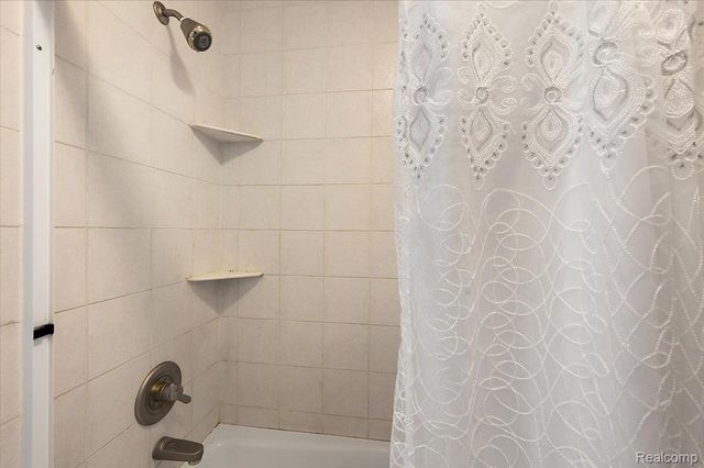 18406 Golfview Street, Livonia, MI 48152