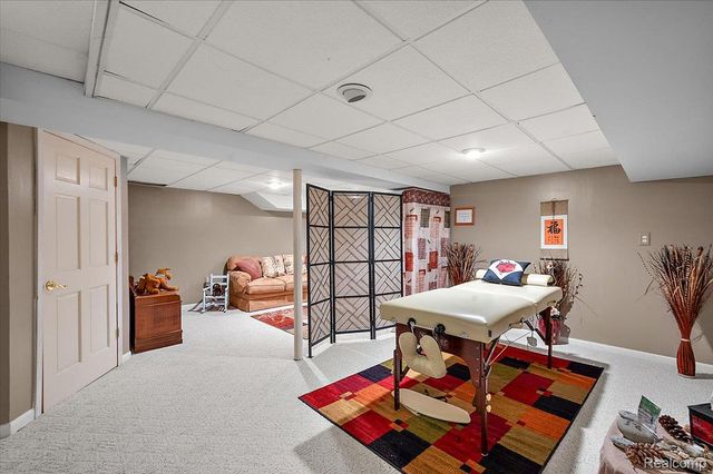 18406 Golfview Street, Livonia, MI 48152