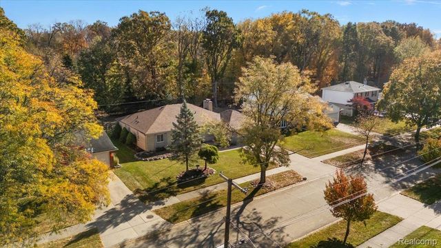 18406 Golfview Street, Livonia, MI 48152