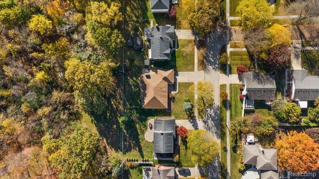 18406 Golfview Street, Livonia, MI 48152