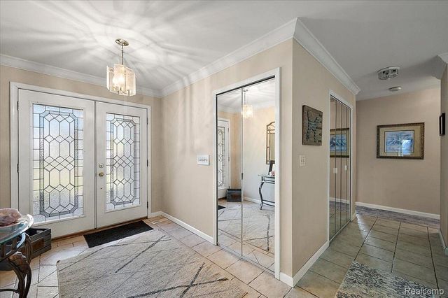 18406 Golfview Street, Livonia, MI 48152