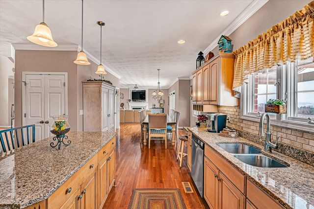 2120 River Oaks DR, Salem, VA 24153