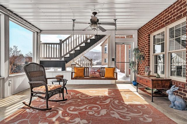 2120 River Oaks DR, Salem, VA 24153