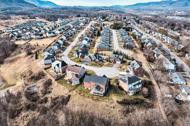 2120 River Oaks DR, Salem, VA 24153