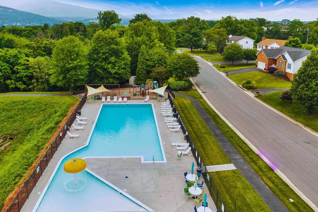 2120 River Oaks DR, Salem, VA 24153