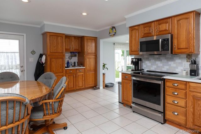 9026 Woodside Road, Salem Township, MI 48167
