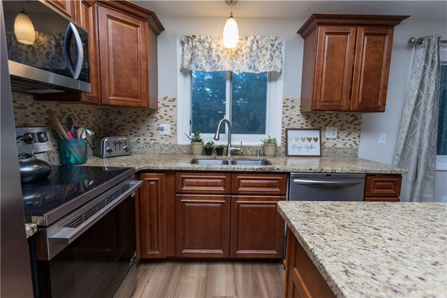 986 Knotty Oak Road, Coventry, RI 02816