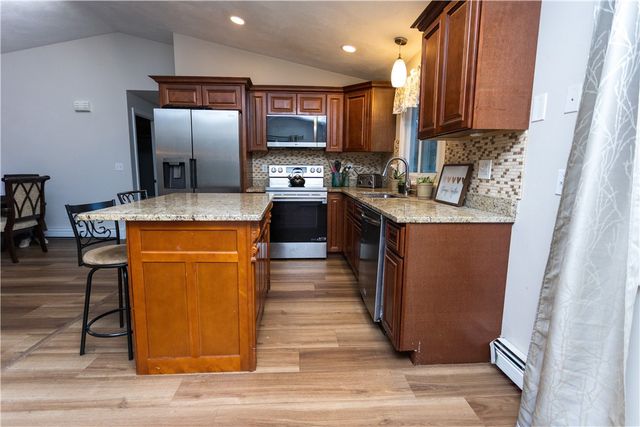 986 Knotty Oak Road, Coventry, RI 02816