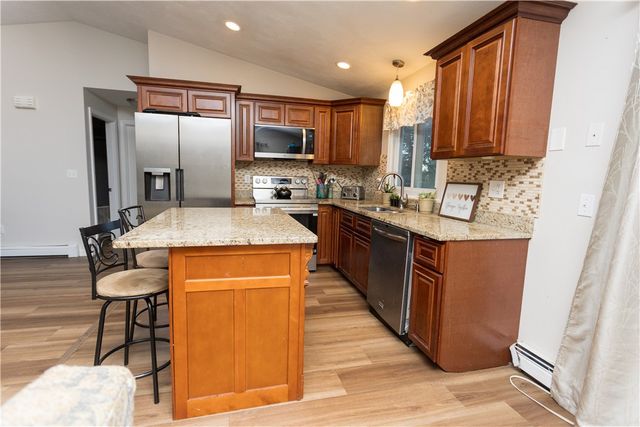 986 Knotty Oak Road, Coventry, RI 02816