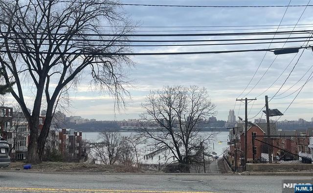 1332 River Road, Edgewater, NJ 07020