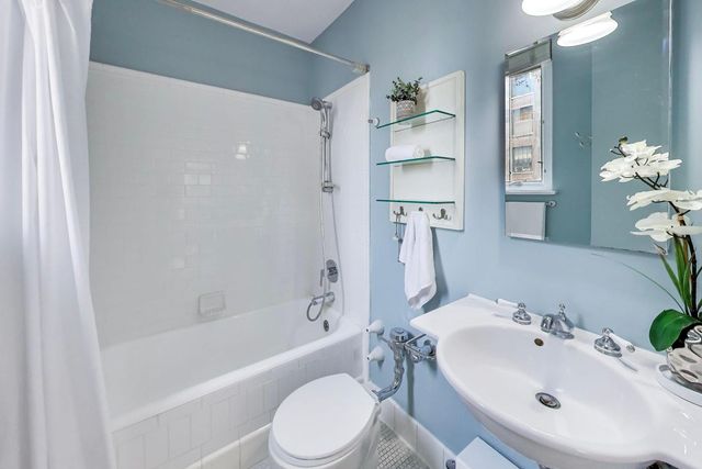 222 E Chestnut Street 9D, Chicago, IL 60611