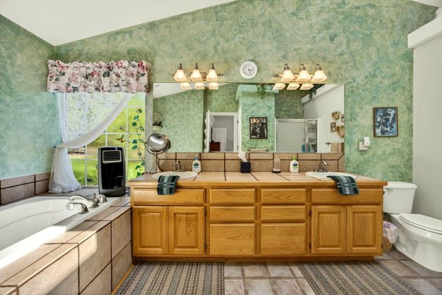 221 Lauer Way, Grants Pass, OR 97526