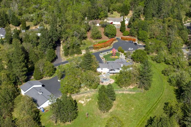 221 Lauer Way, Grants Pass, OR 97526