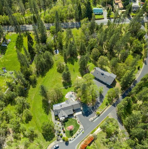 221 Lauer Way, Grants Pass, OR 97526