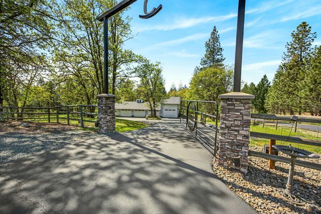 221 Lauer Way, Grants Pass, OR 97526