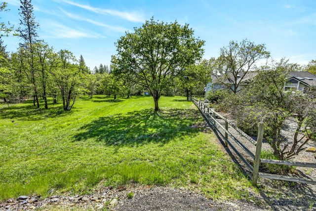 221 Lauer Way, Grants Pass, OR 97526