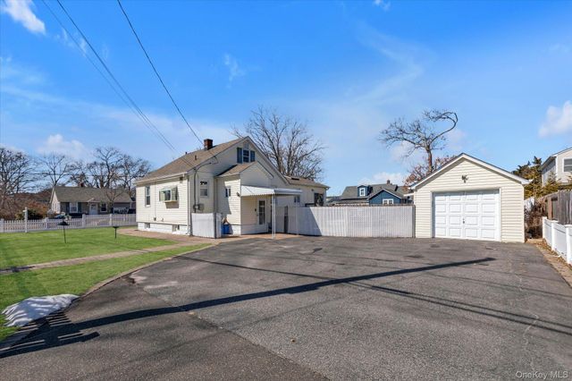 117 Avenue B, West Babylon, NY 11704