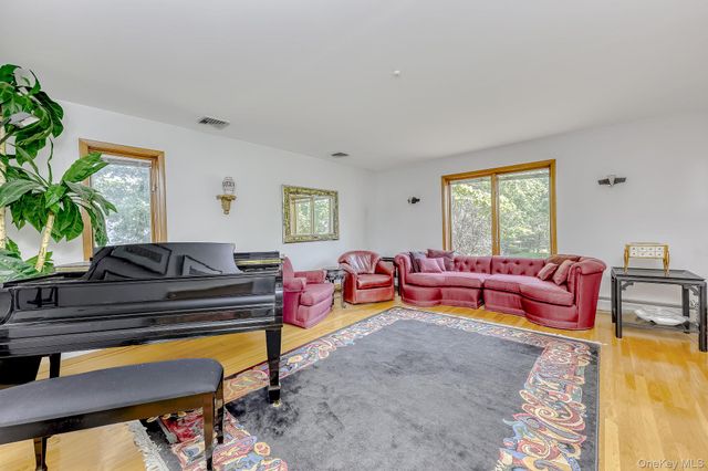 5 Zeck Court, Suffern, NY 10901