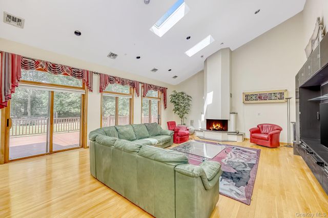 5 Zeck Court, Suffern, NY 10901