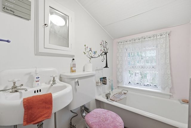 32 Terrace Dr, Worcester, MA 01609