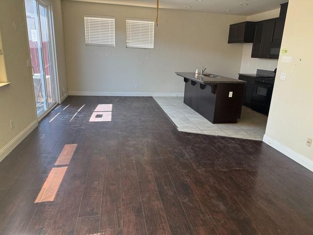 2537 N Creekside Dr, Los Banos, CA 93635