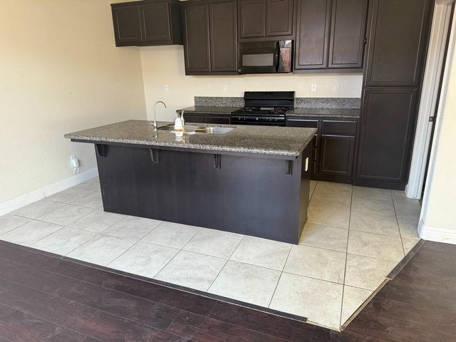 2537 N Creekside Dr, Los Banos, CA 93635