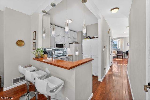 215 Barringer Dr 215, Nutley Twp., NJ 07110