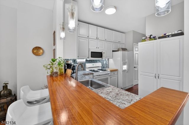 215 Barringer Dr 215, Nutley Twp., NJ 07110