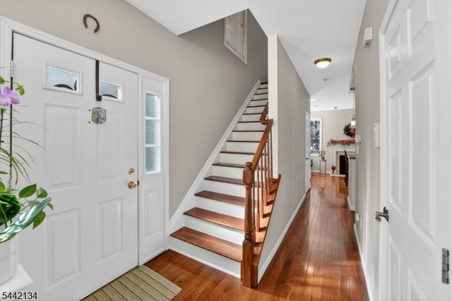 215 Barringer Dr 215, Nutley Twp., NJ 07110