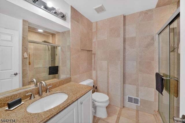 215 Barringer Dr 215, Nutley Twp., NJ 07110