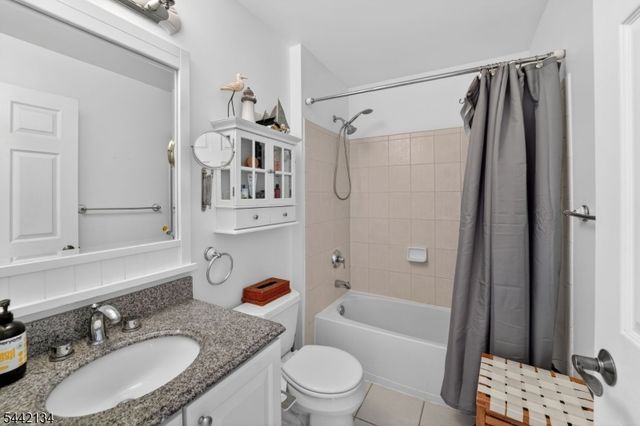 215 Barringer Dr 215, Nutley Twp., NJ 07110
