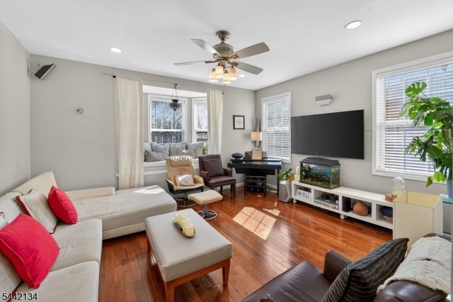 215 Barringer Dr 215, Nutley Twp., NJ 07110